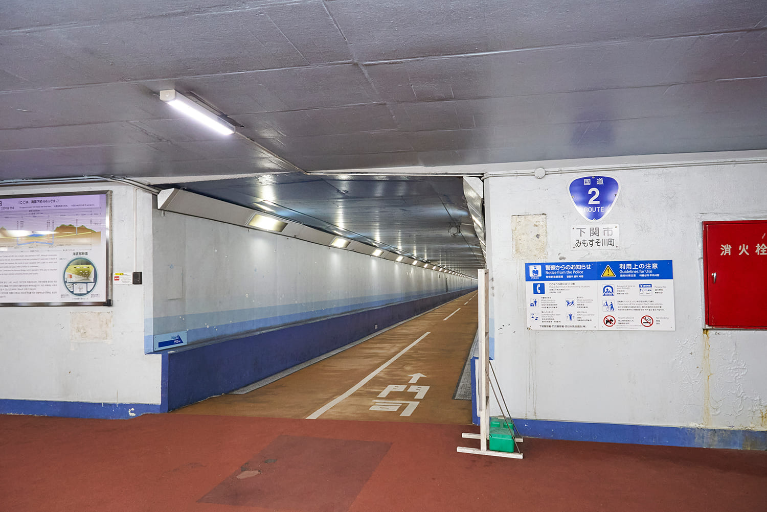 下関側人道入口の横には、関門トンネルに関する資料が展示されている「関門プラザ」