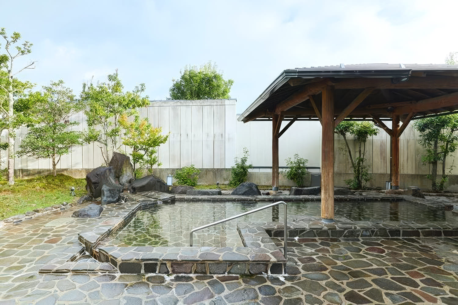 温浴施設はテーマの異なる2つの湯（月毎に男女入れ替え）があり、いずれも内湯と露天風呂を備える