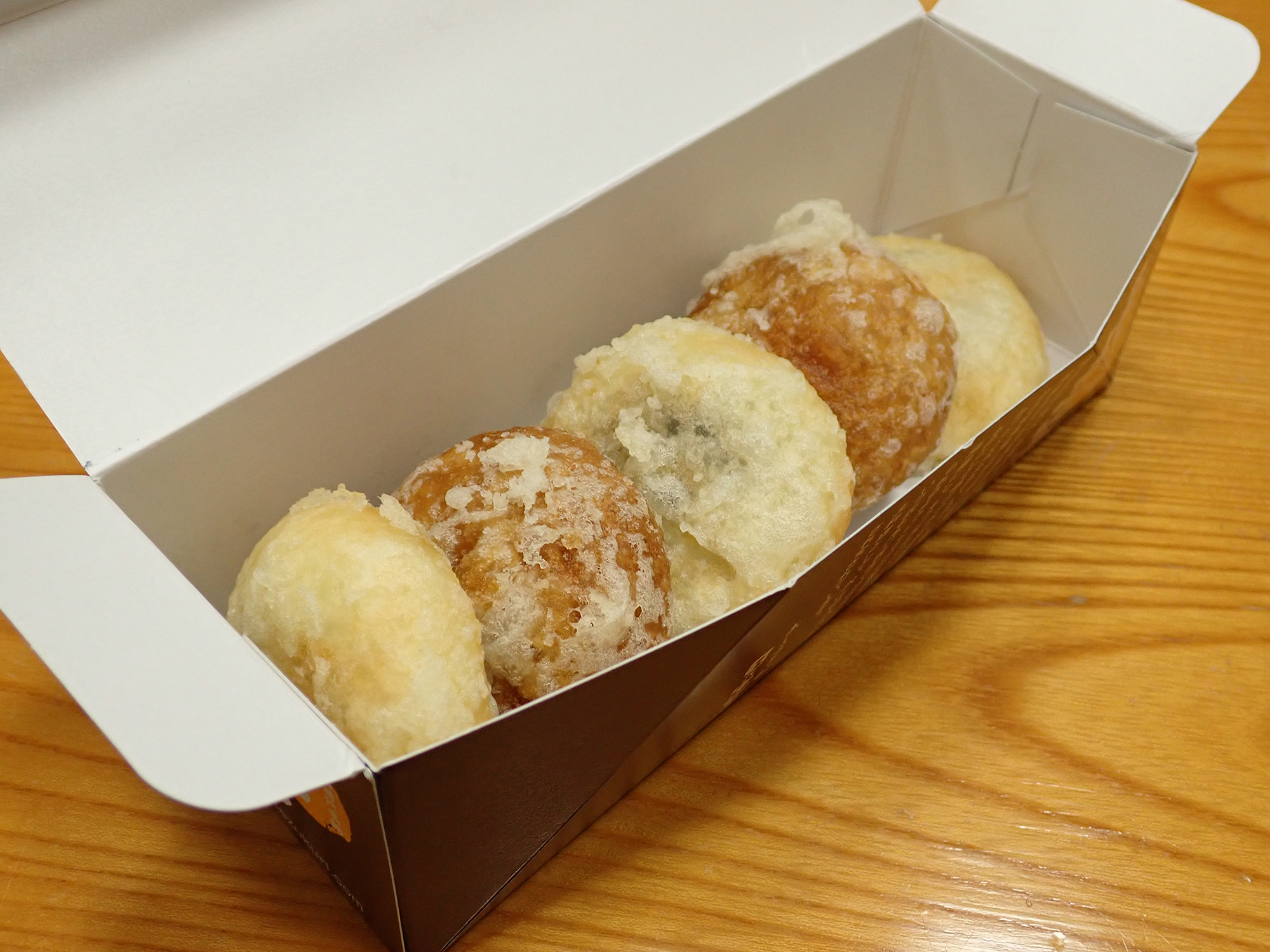 自家製まんじゅうを天ぷらにしている。つぶしあんの白まんじゅうと、こしあんの黒糖まんじゅうの2種類入り