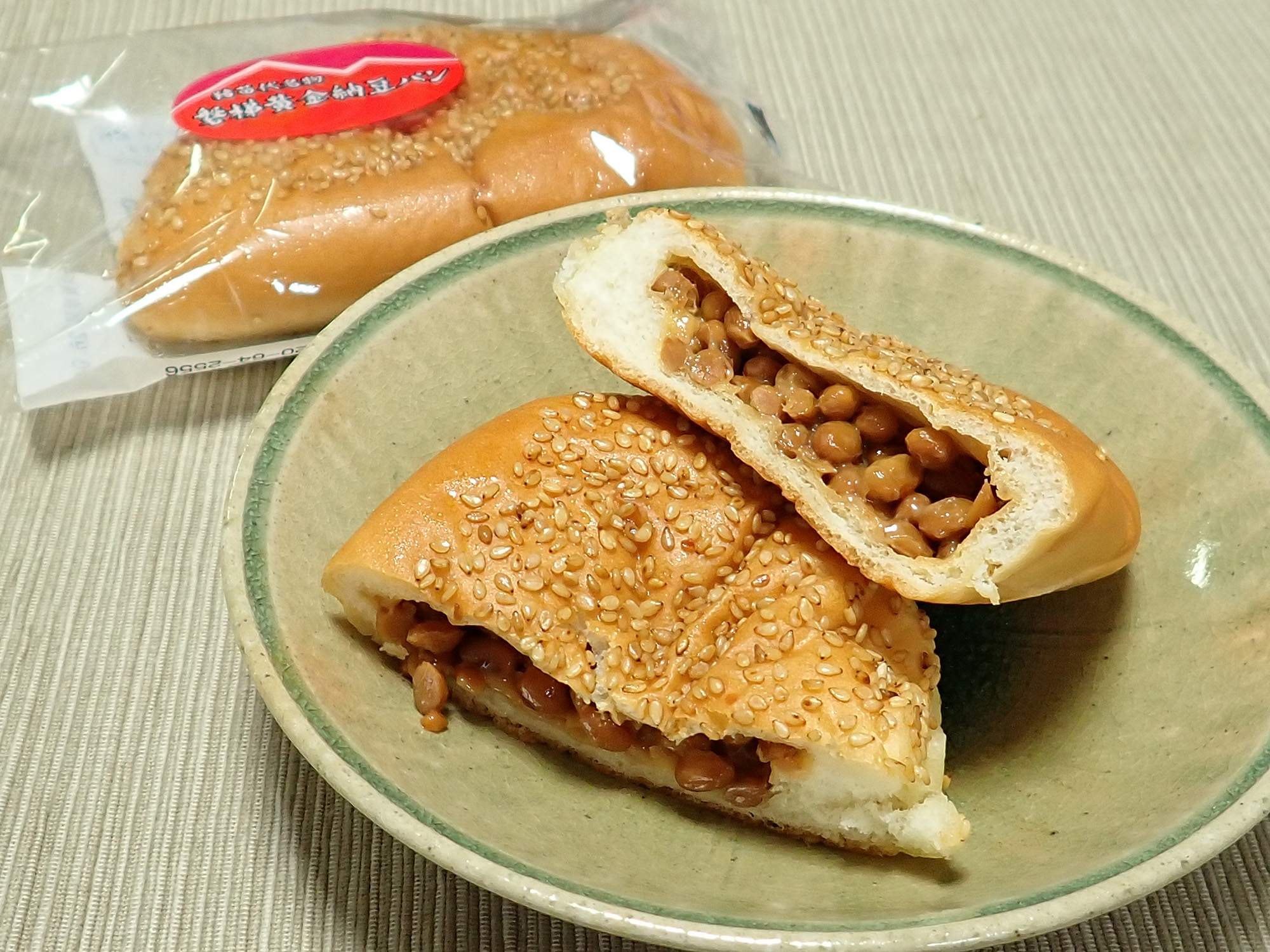 猪苗代町産の「黄金納豆」がそのまま包まれている。パンの甘みと納豆が意外にも好相性