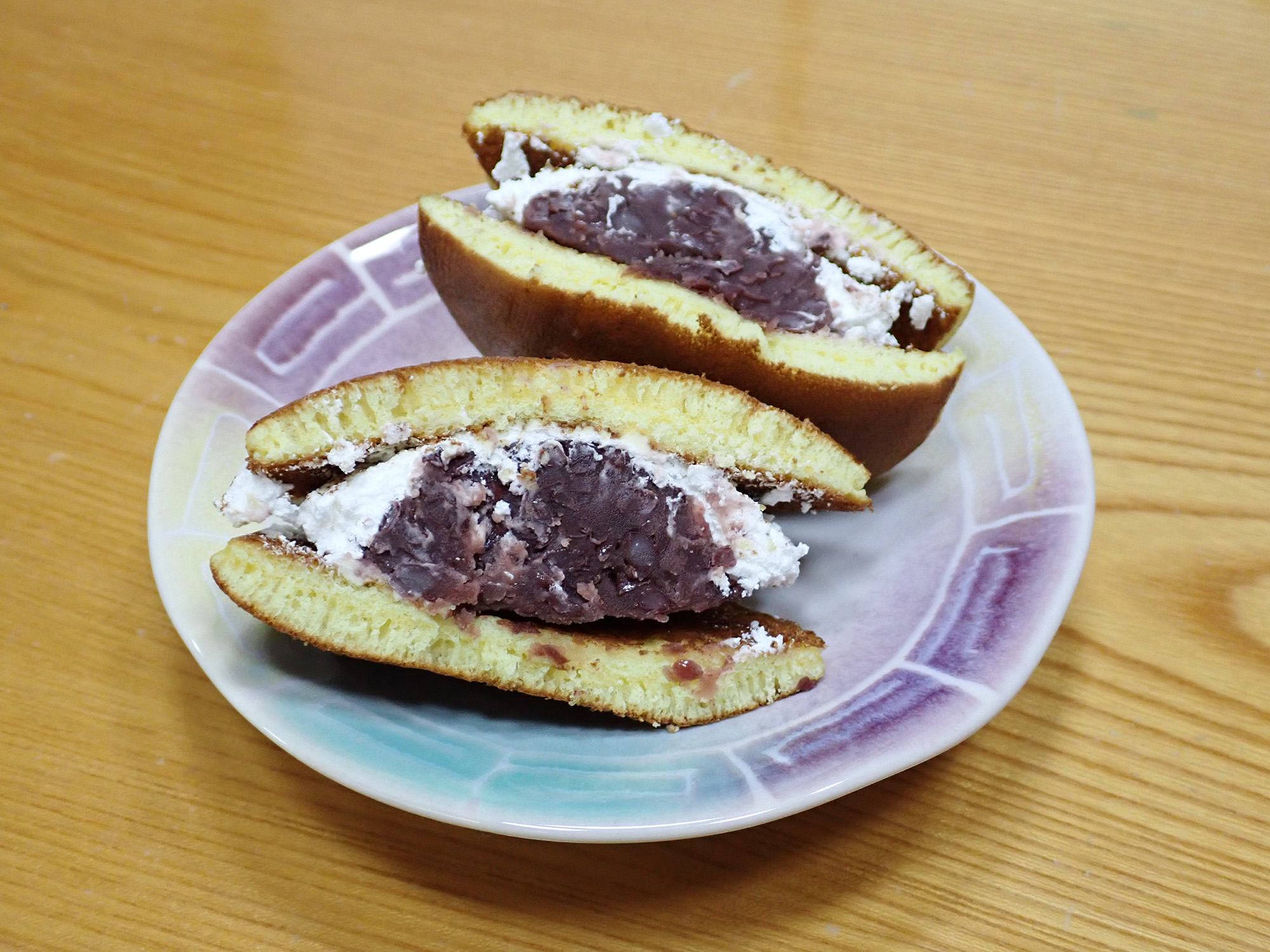 粒あんとホイップクリームがたっぷりと入っていて、重量もずっしり