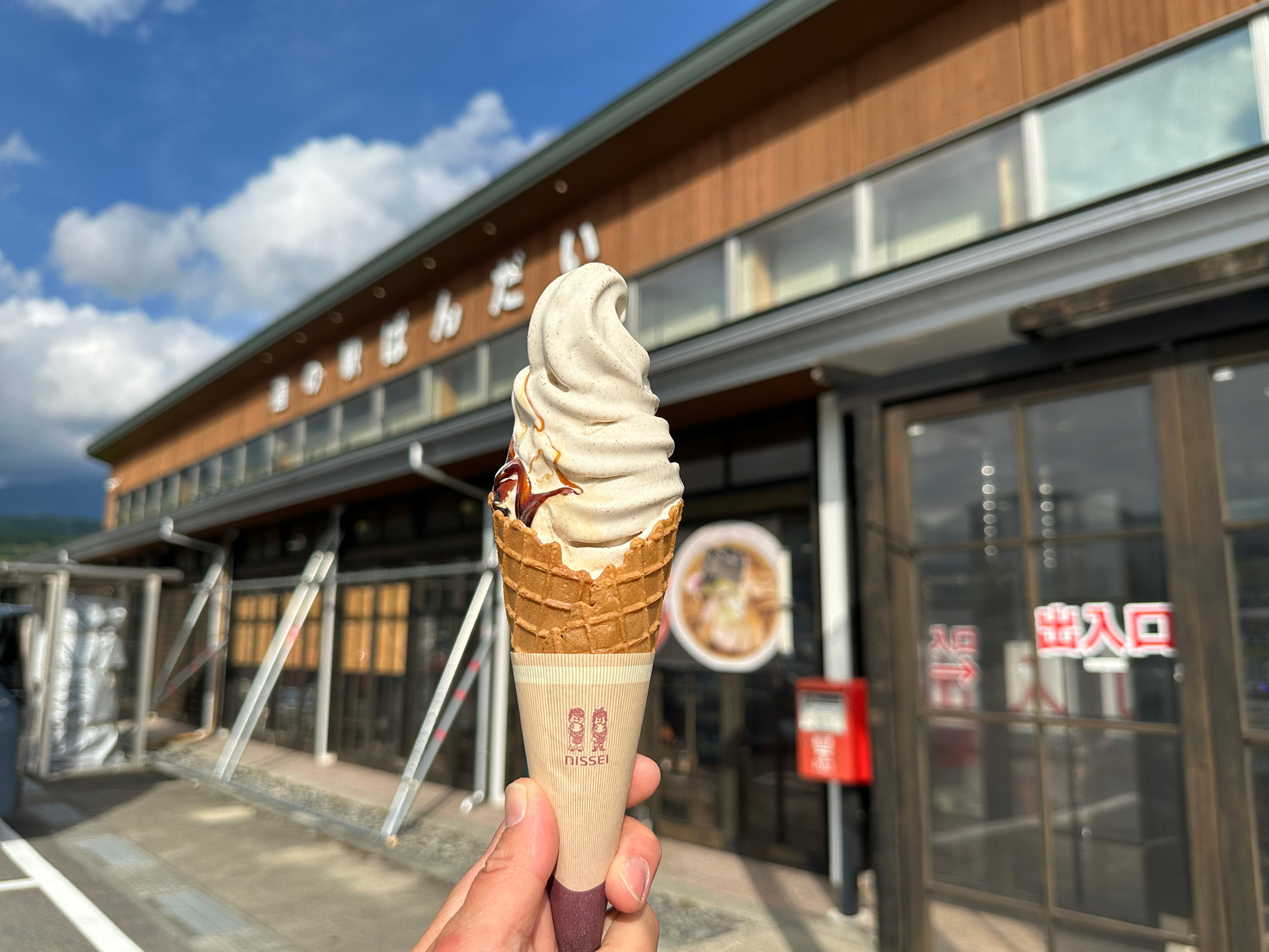 「そばソフトクリーム」はそばの風味が豊か。この時は味見に少し、そばはちみつをサービスしてもらえた