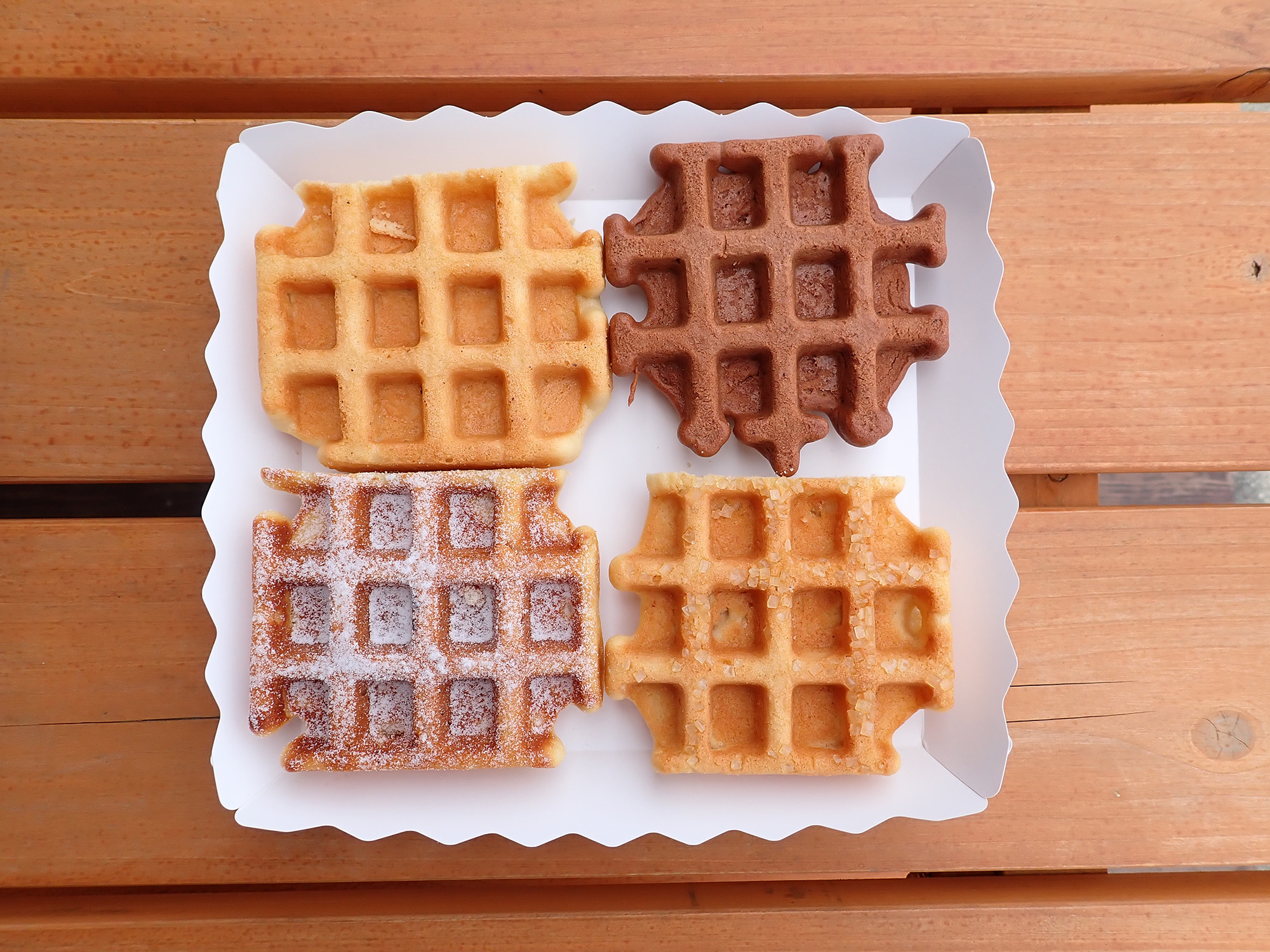米粉のワッフルは全4種類（左上よりプレーン、ココア、ザラメ、はちみつ）磐梯養蜂場のはちみつが使用されている