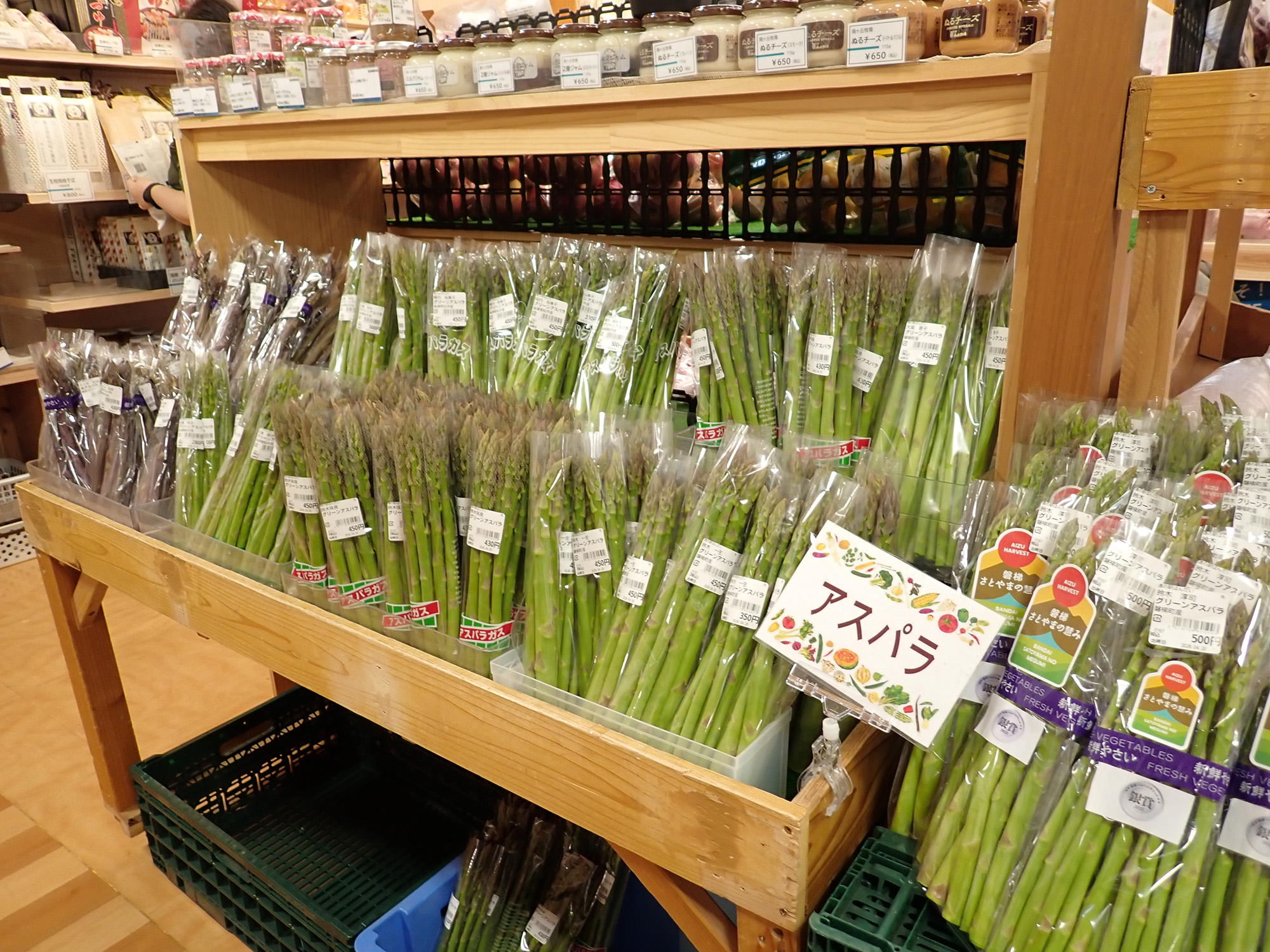 柔らかく、甘みと濃厚な味わいの会津アスパラ。春から夏頃まで店頭にずらりと並ぶ
