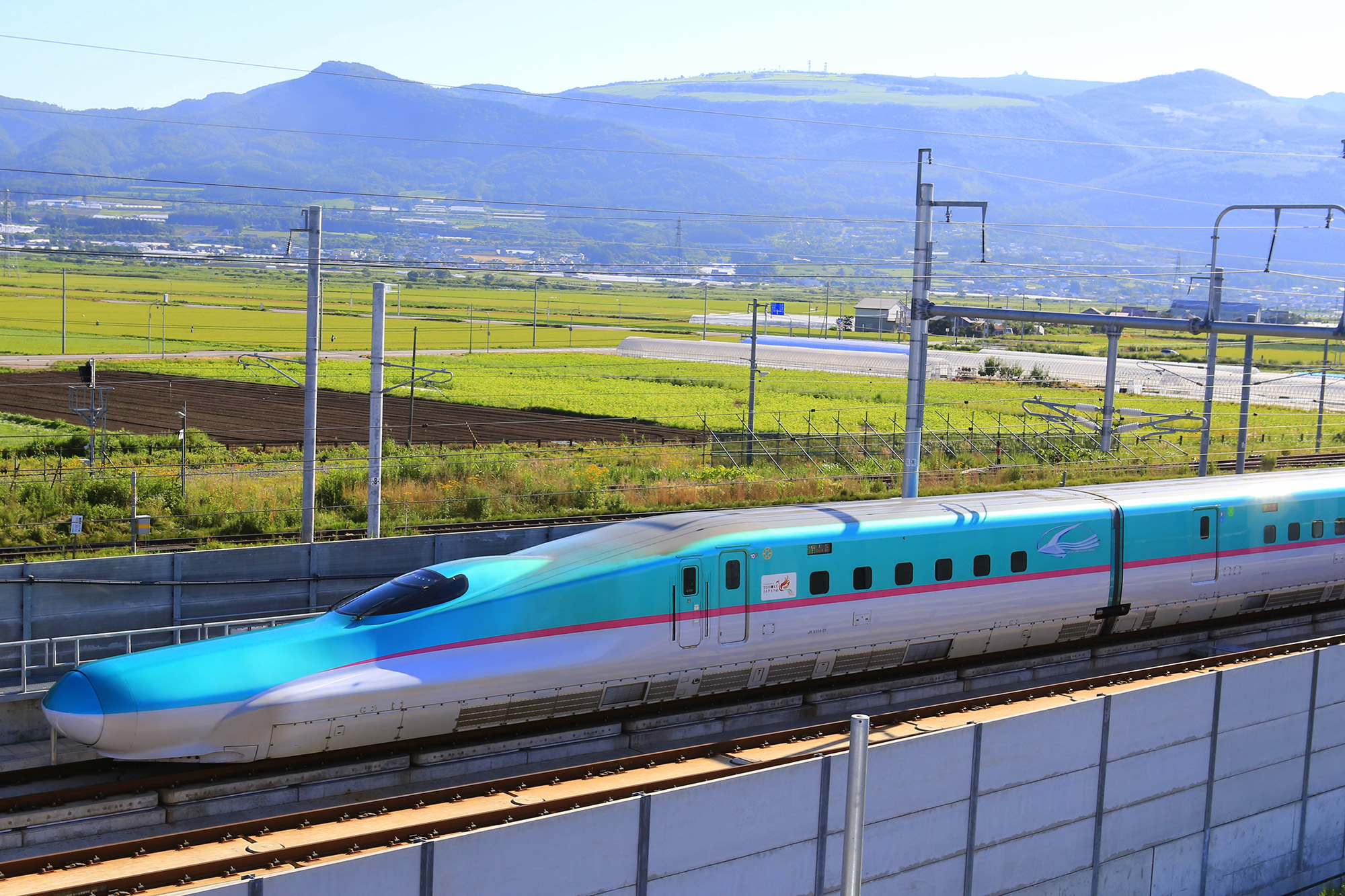 走行するE5系新幹線（写真：坪内政美）