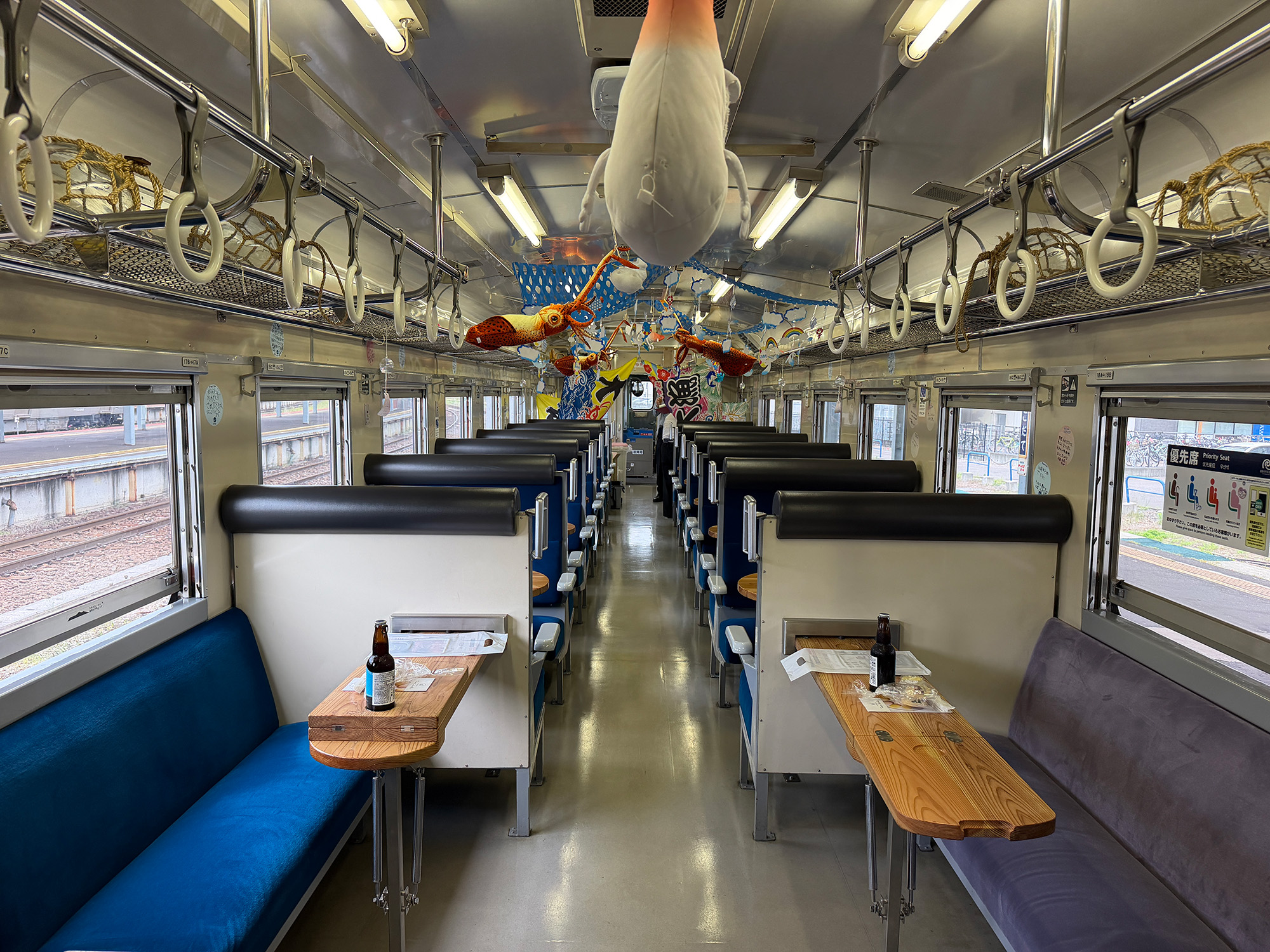 「ながまれ海峡号」車内、手前のロングシートが1人用座席