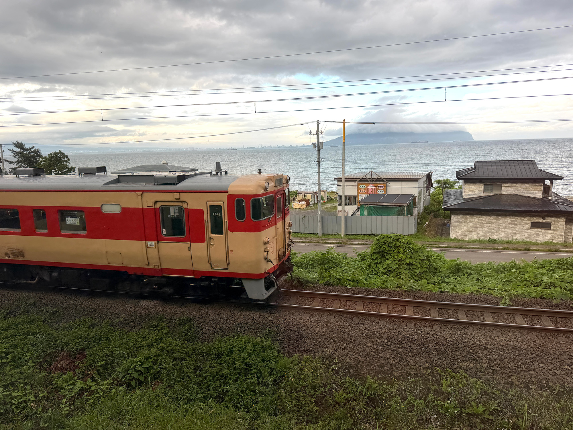 車内から見る国鉄色キハ40系と函館山