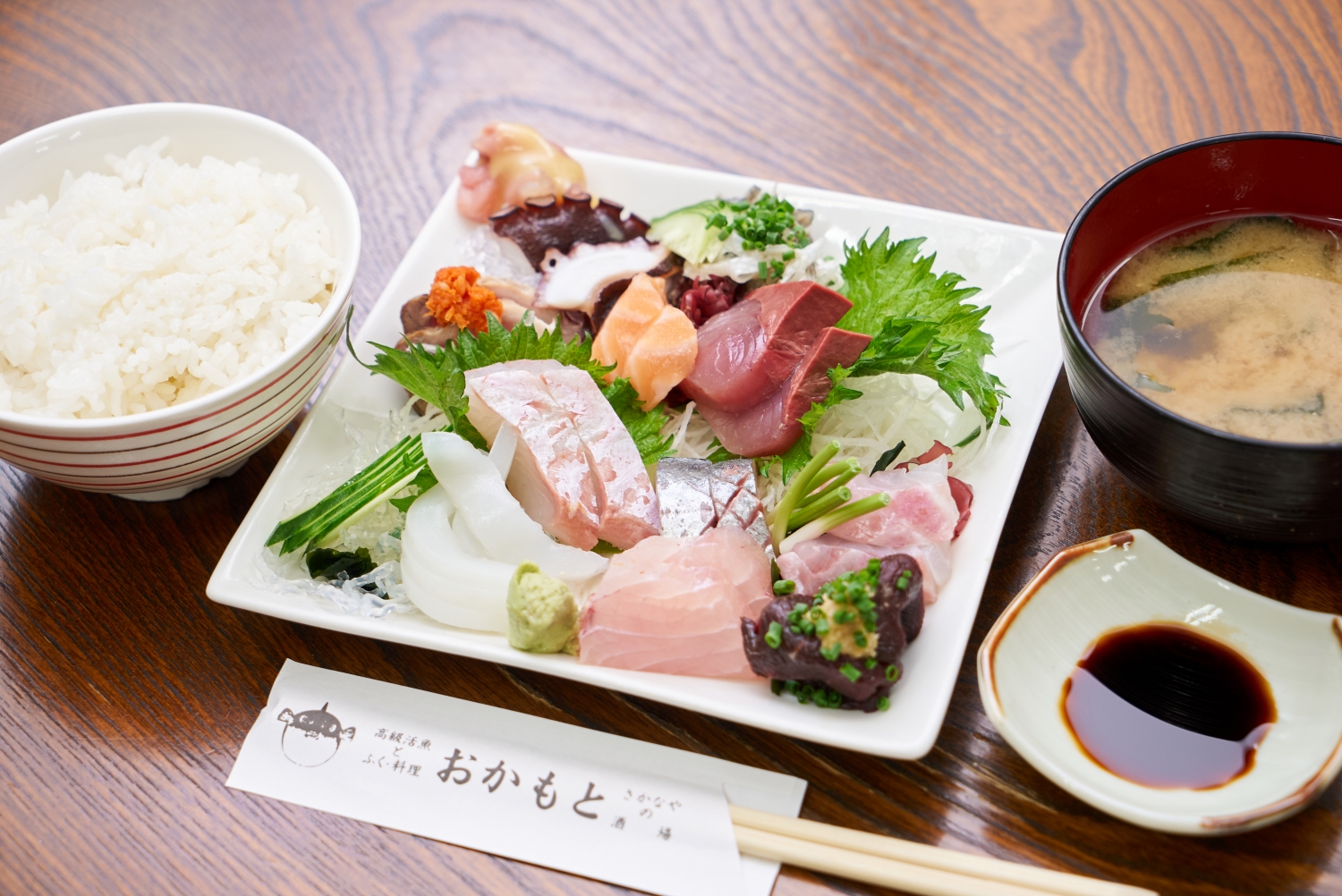 ランチ限定メニューの「刺身定食」。様々な旬の魚を一度に味わえるのが魅力