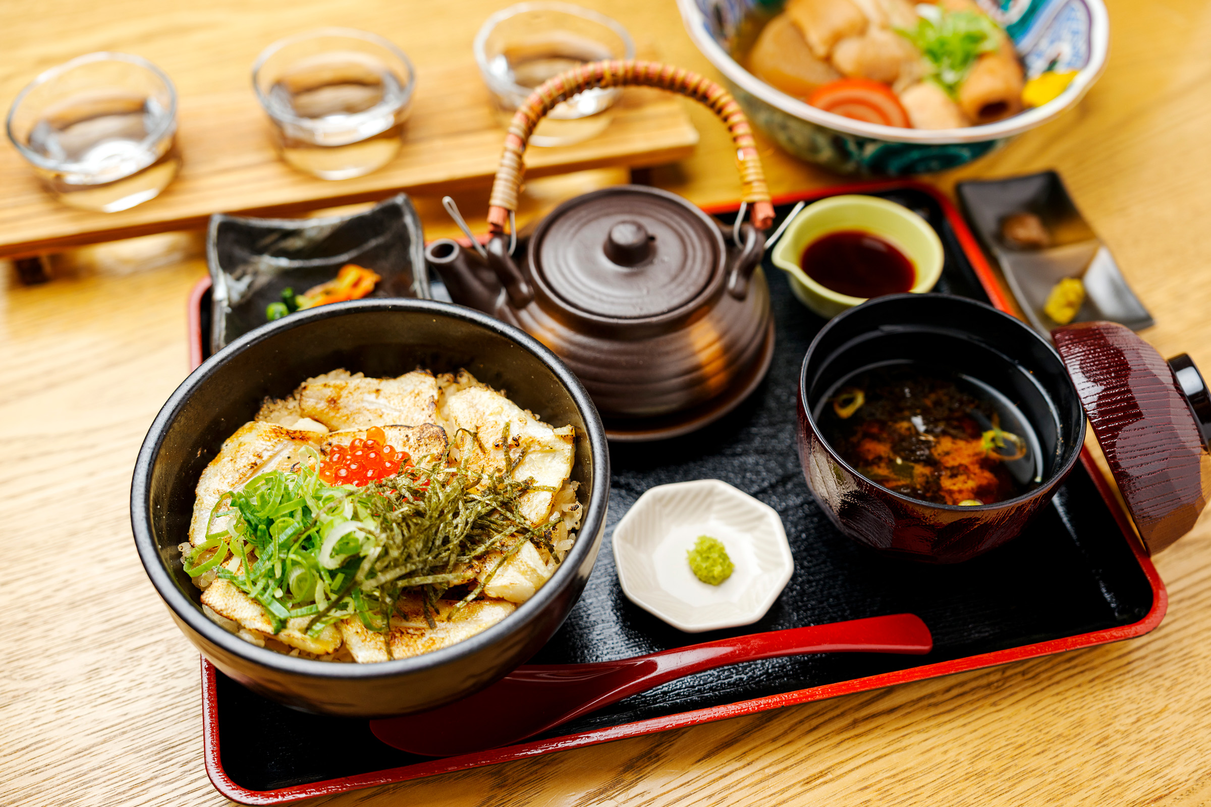 「のどぐろまぶし丼」とおでんの「もりあわせ」、「石川地酒呑みくらべ」