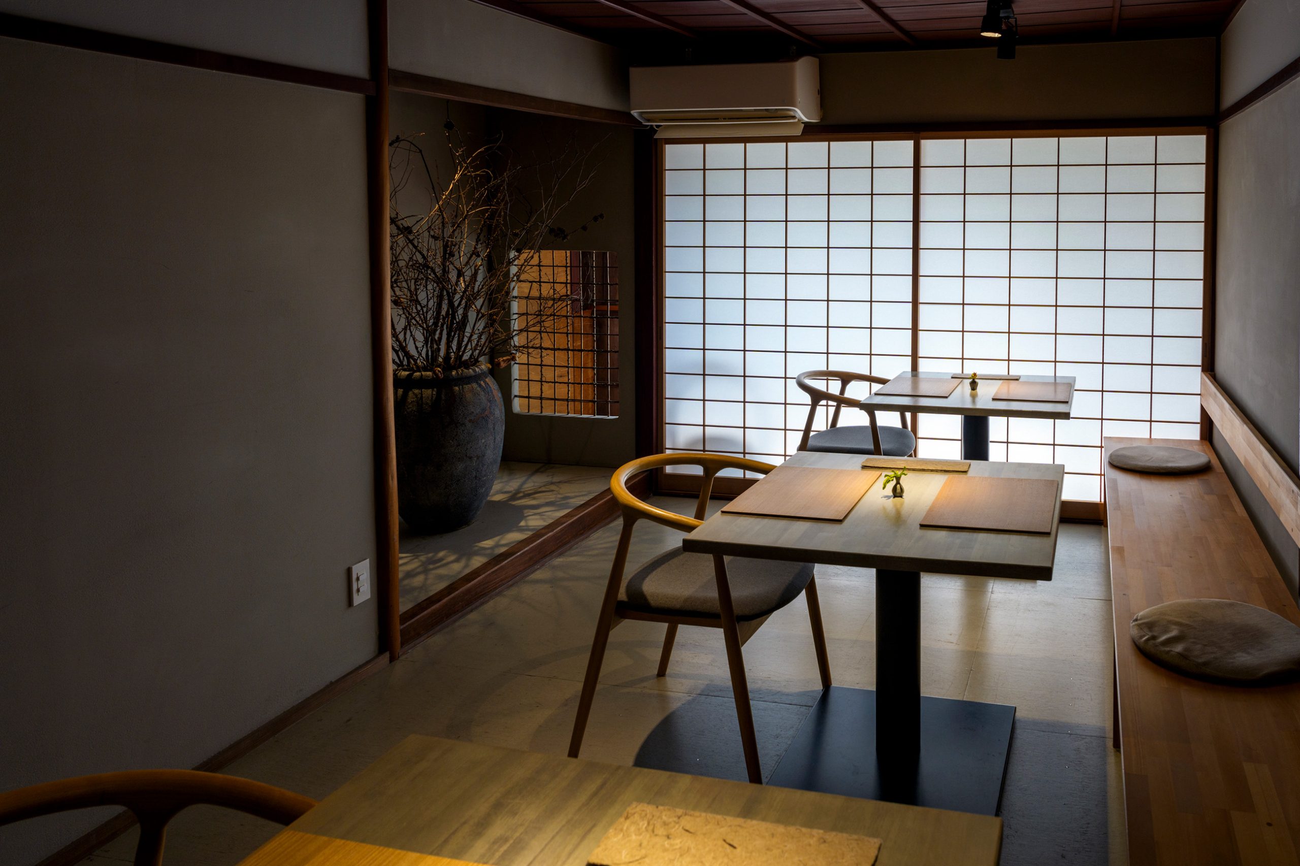 古い町家を生かし、落ち着いた店内。目の前で栗クリームを絞る演出を楽しめるよう、各テーブルの間に余裕を設けている