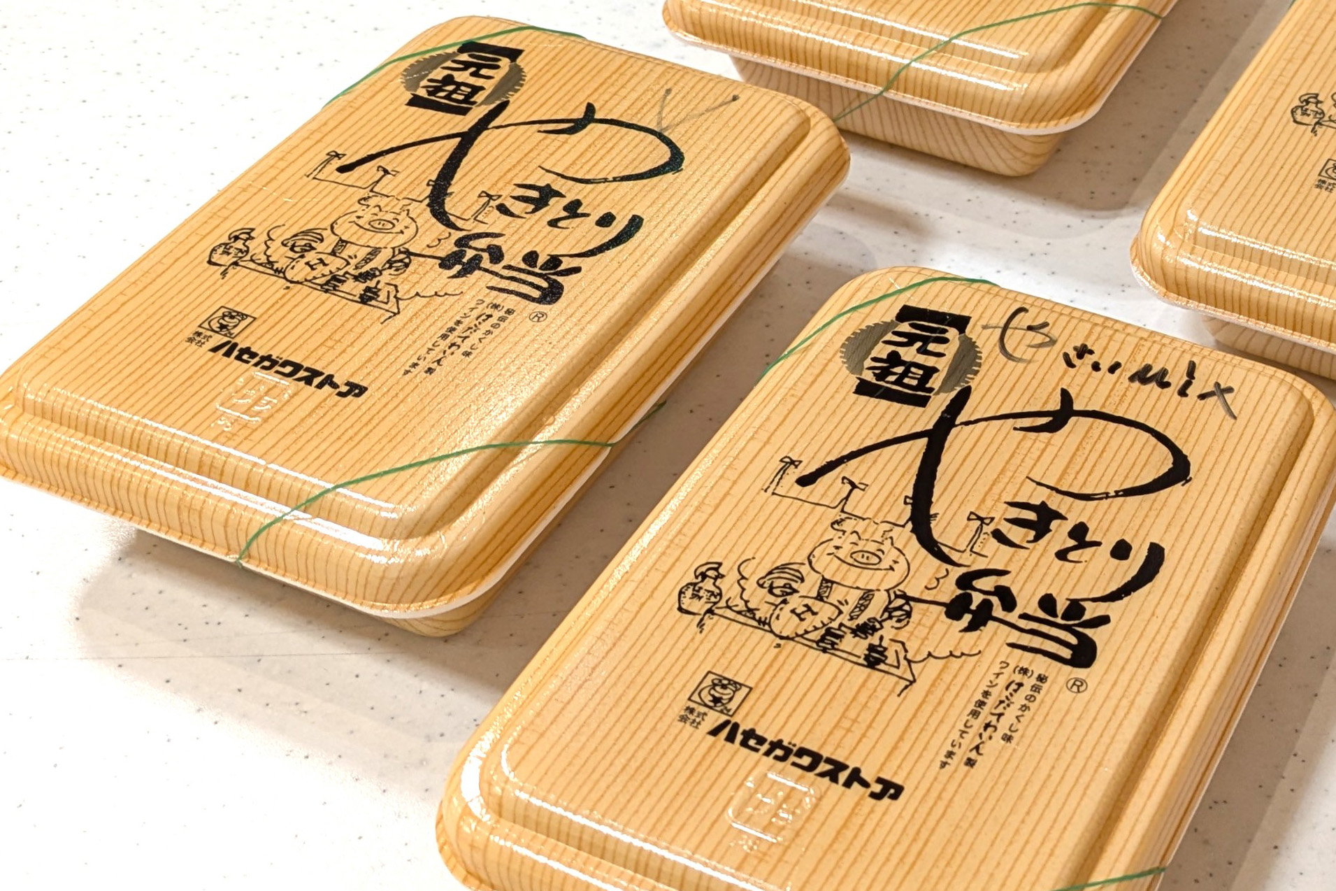 容器に描かれているのは、鶏ではなく豚のイラスト