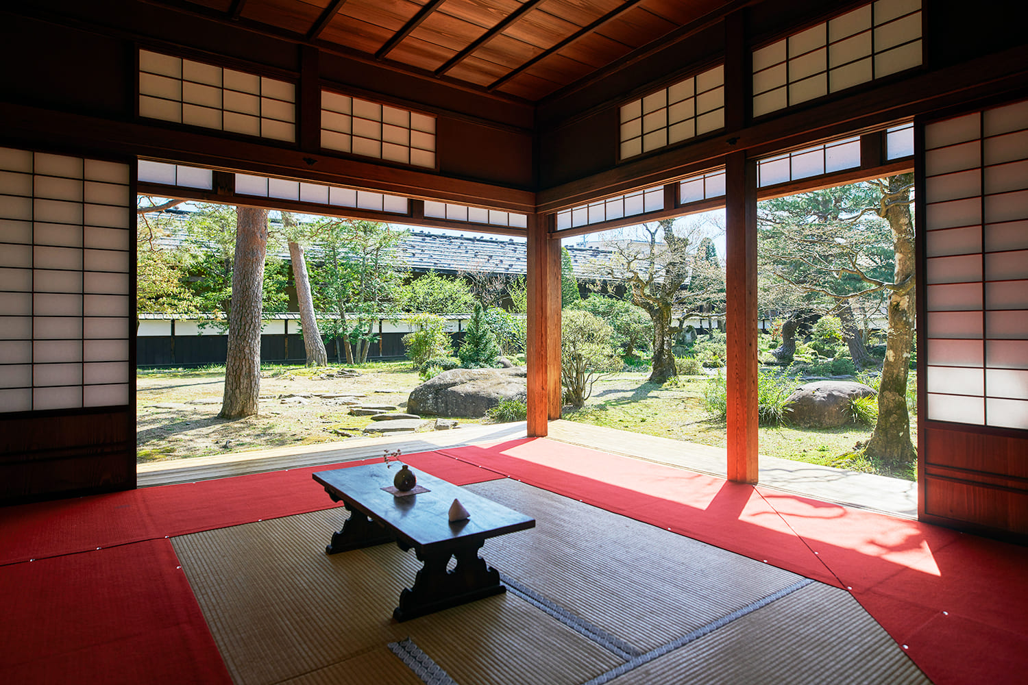 「役宅」にある居間からは、江戸中期につくられた庭園が一望できる