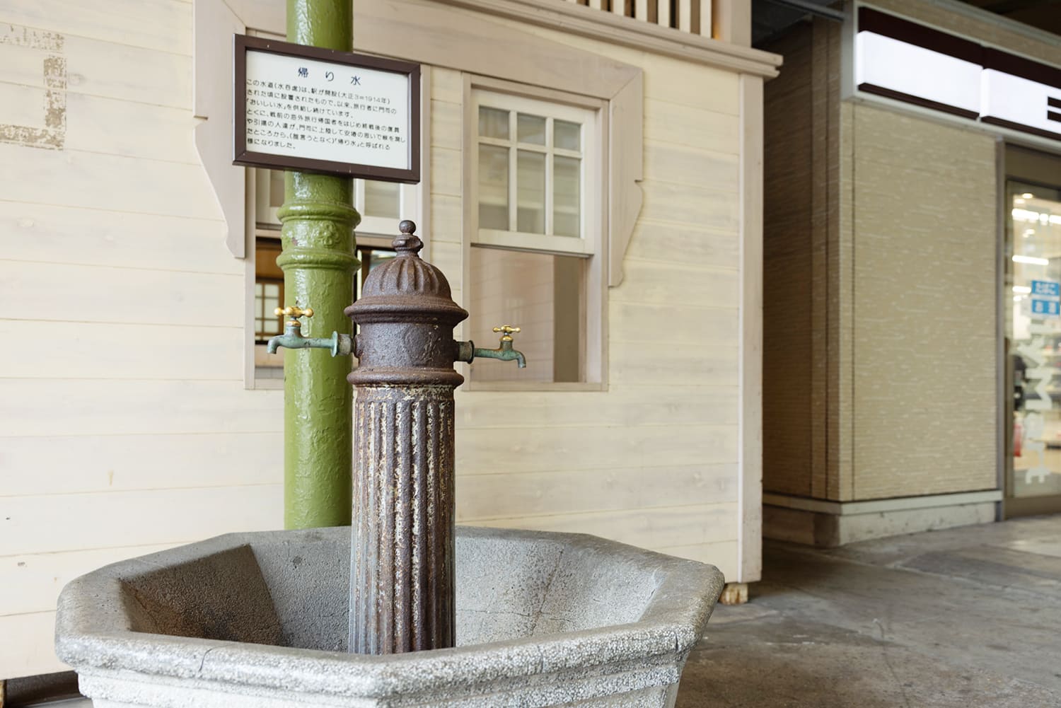 100年以上前から使われている水飲み場。蛇口を捻ると水道水が出てくる