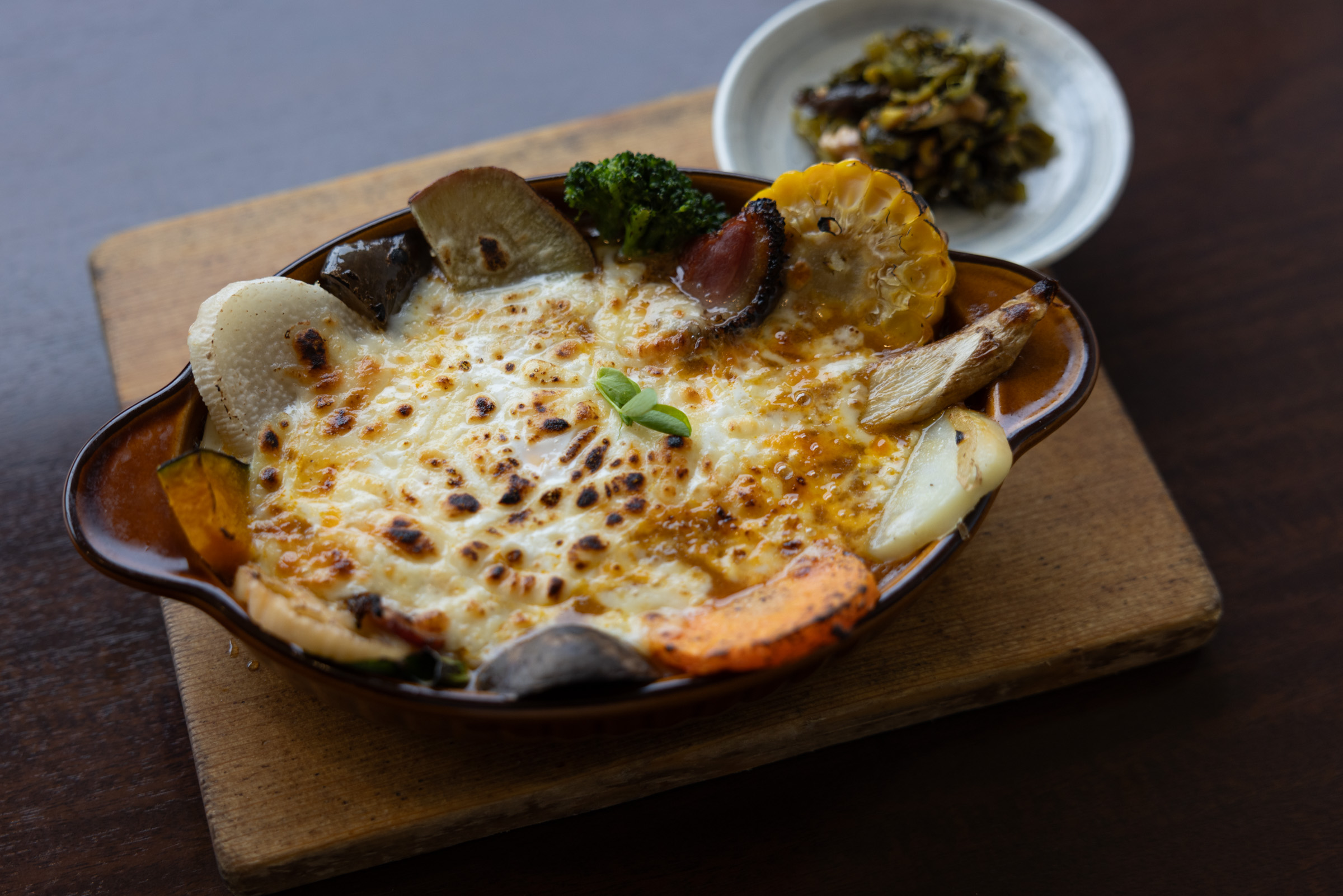 季節の野菜が10種類近くのっている、「野菜ソムリエ焼きカレー」（限定30食）