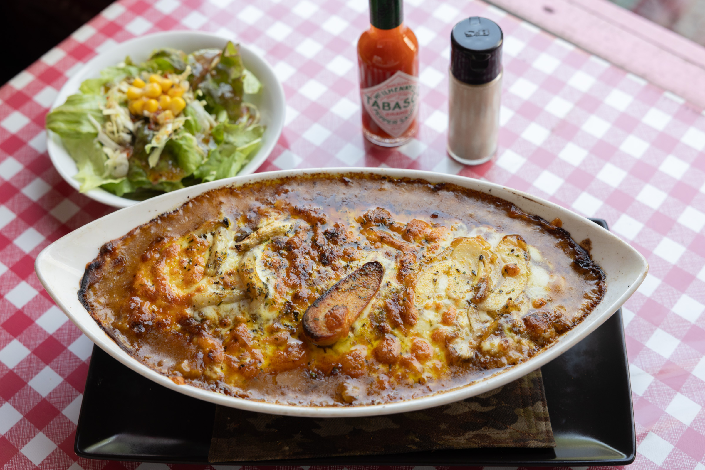 ソーセージやキノコも入った「ハンバーグin焼きカレー」