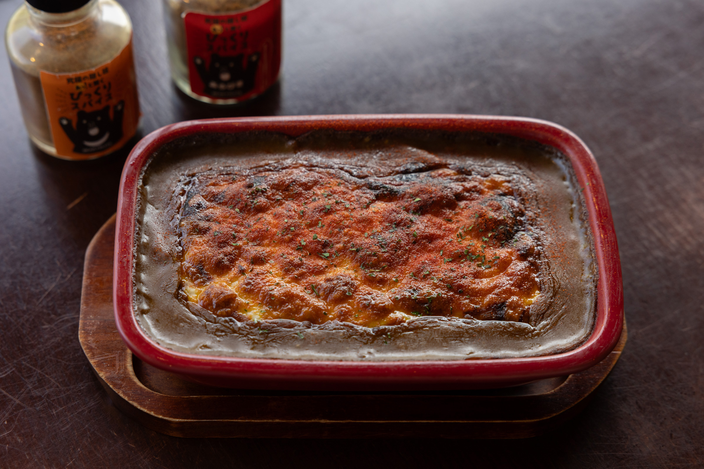 2003年の創業当時から人気の「スーパー焼きカレー」。サラダやスープ、ラッシーが付くセットメニューも用意