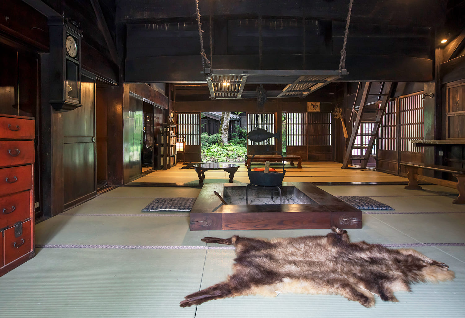 温泉で温まった後は、囲炉裏の部屋で休憩を