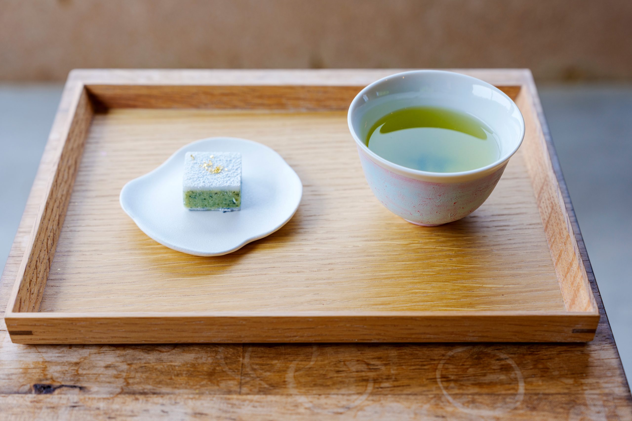 茶葉入りオリジナルのお茶菓子の「shu ha riチョコ」とともに、自作の器で味わう日本茶で特別な時間を