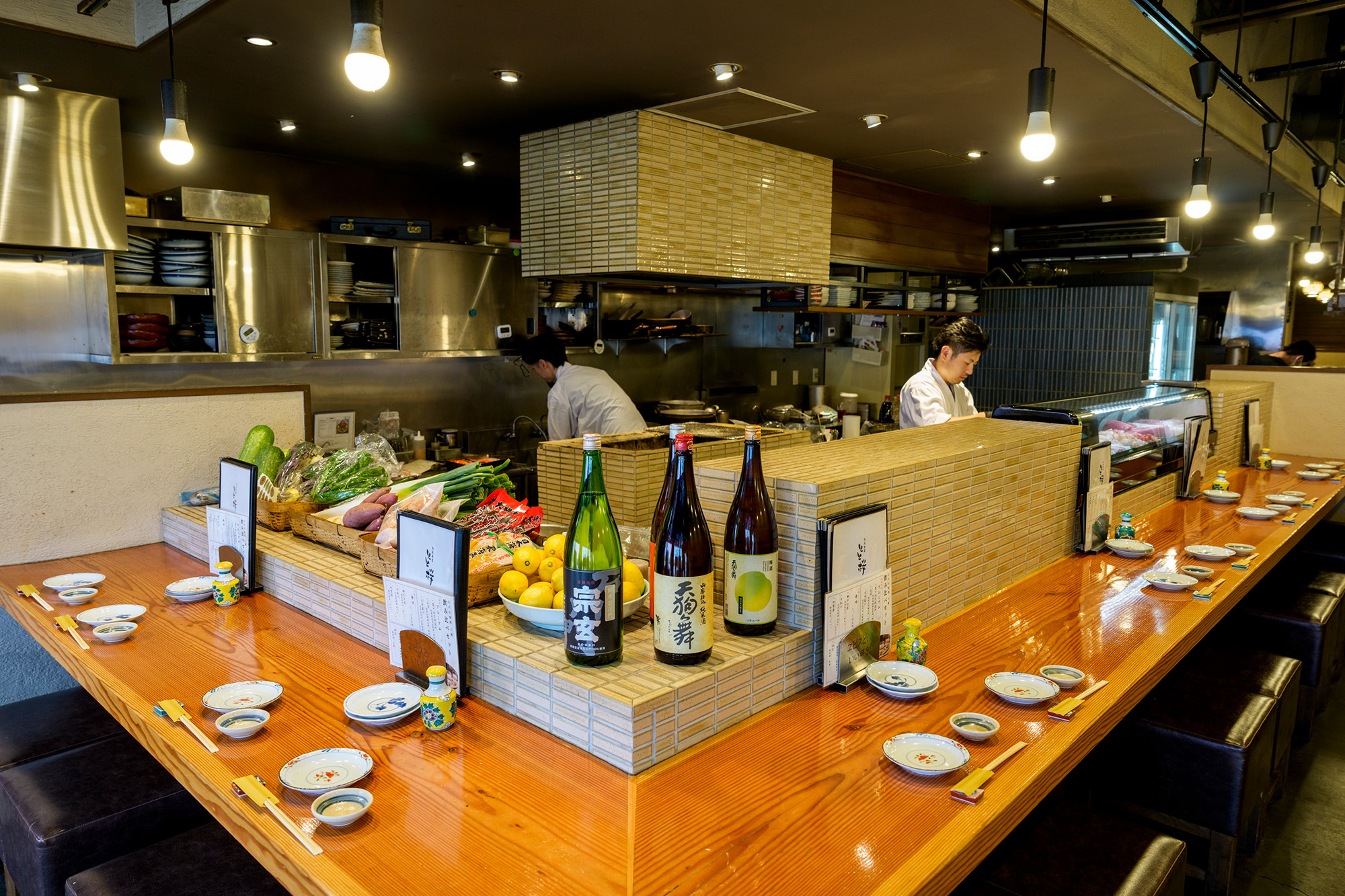 古い建物を生かした城下町らしい落ち着いた雰囲気の店内。カウンター席やテーブル席の他、個室も用意