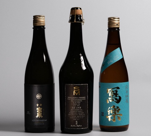 左から、主力銘柄の「會津宮泉」「WAGYUMAFIA × SHARAKU SM SPARKLING」「冩樂（しゃらく）」