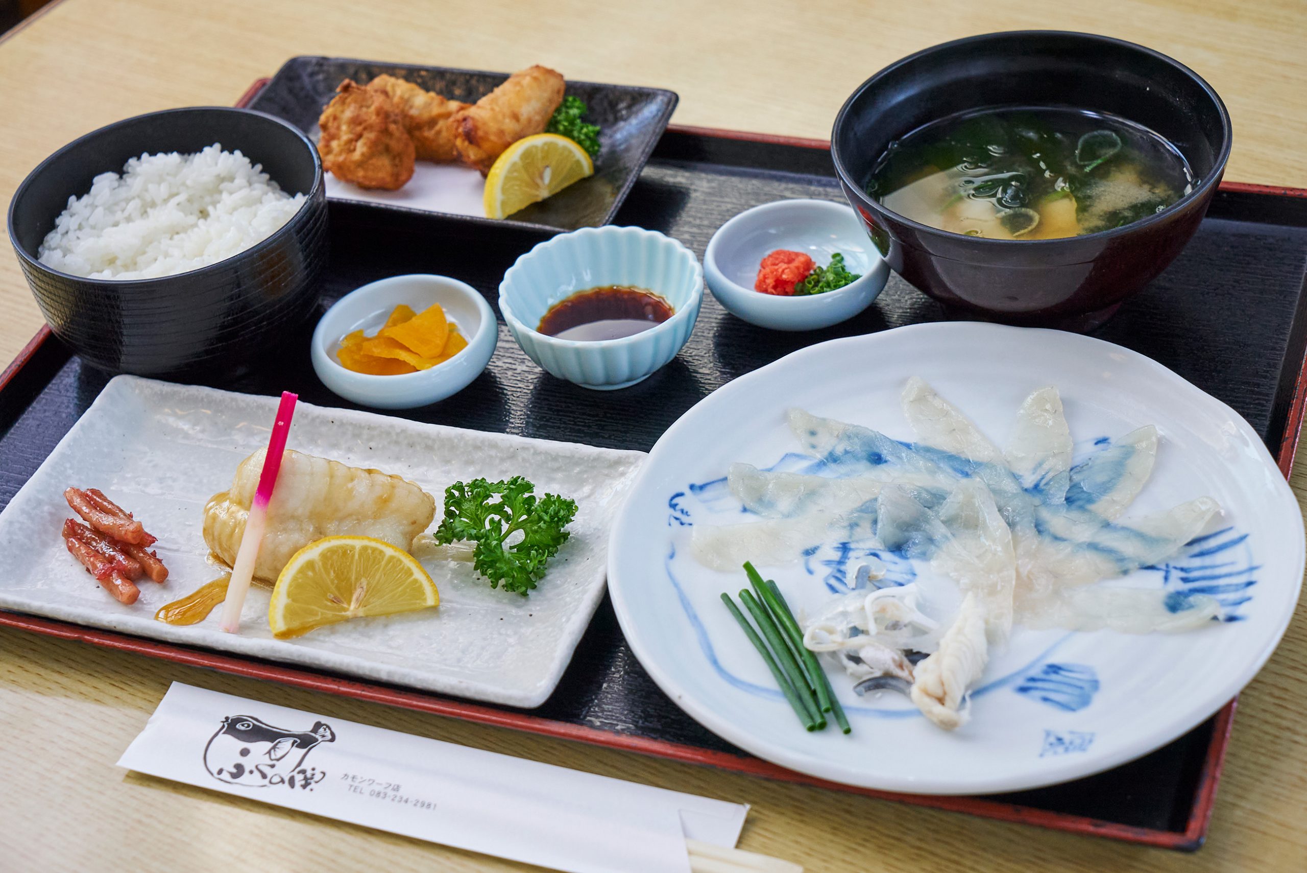 人気の「ふくの関定食」。トラフグの薄造りはコリコリとした歯ごたえを楽しめる