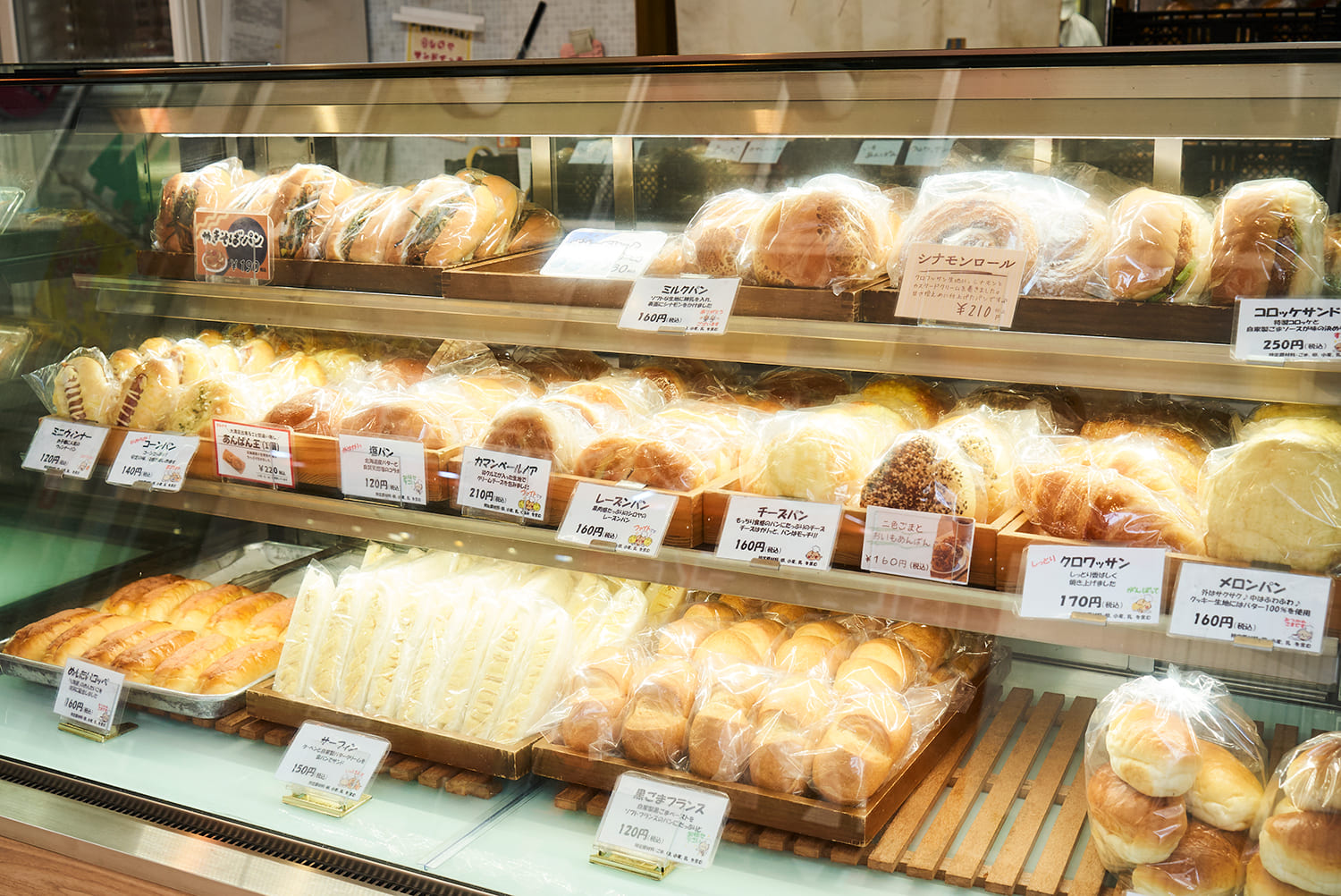 ミルクパンやあんぱん、チーズパン、レーズンパンなど、創業当時からの定番商品も