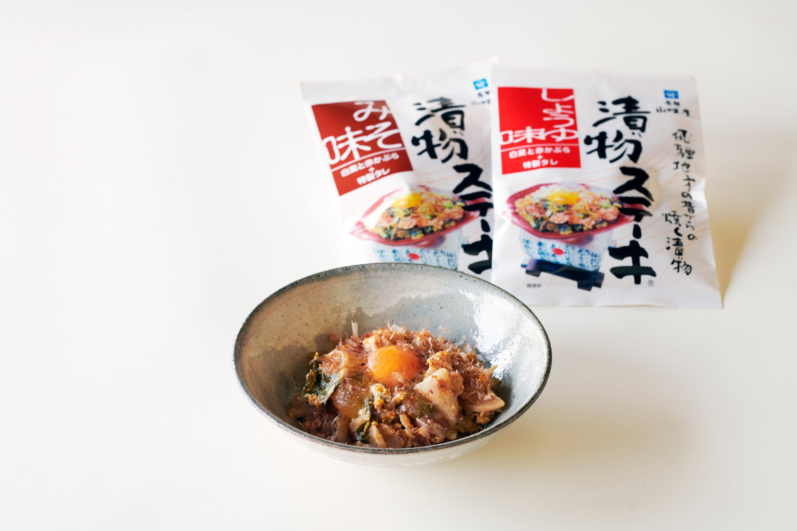 白菜と赤かぶの漬物と、醬油ダレまたは味噌ダレ、削り節、七味唐辛子がセットに