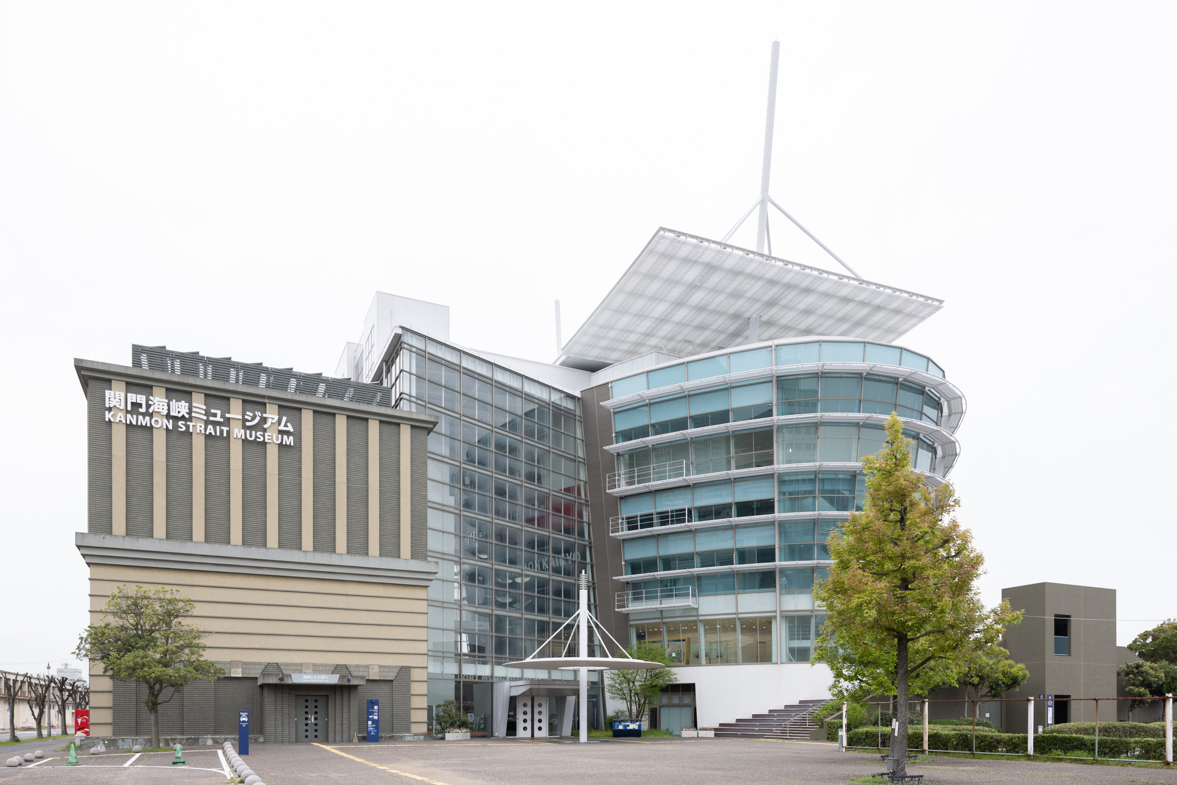 大型客船をイメージしたデザインの施設。4階のラウンジは豪華客船のデッキを思わせる空間が広がる