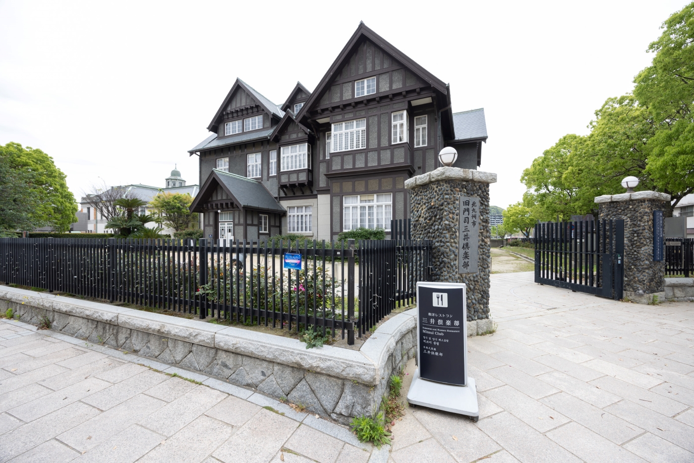 大正時代に建てられた、旧門司三井倶楽部（手前）と旧大阪商船の建物（奥）
