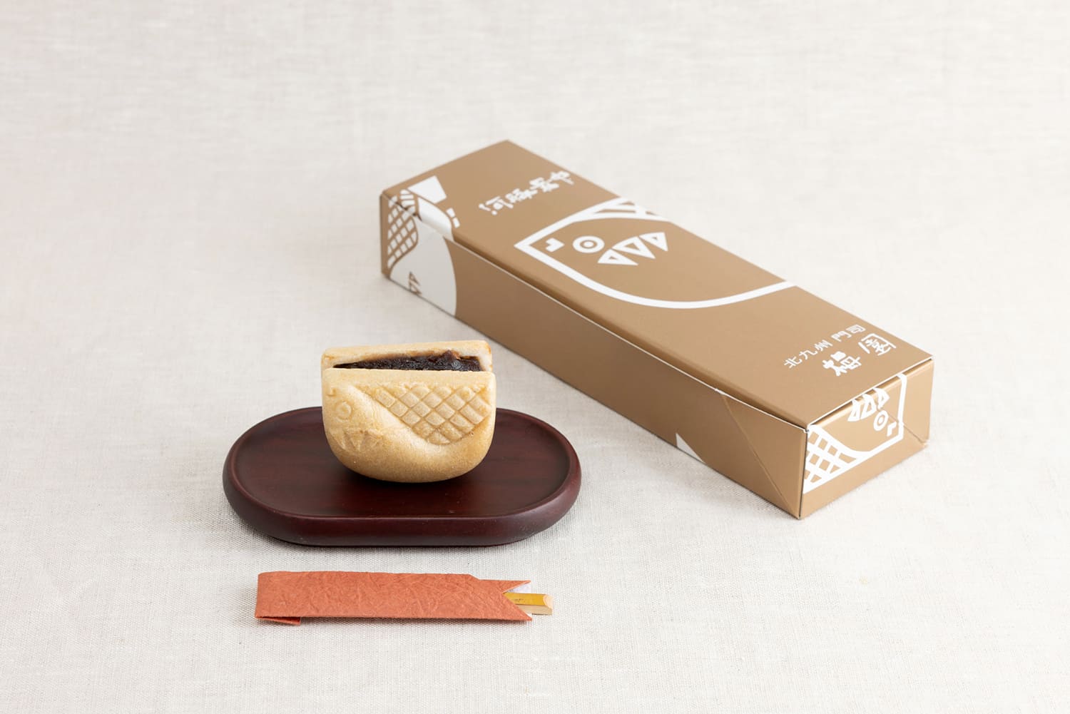 1947年から変わらぬレシピで作られる「河豚最中」。餡がたっぷり詰まった一品