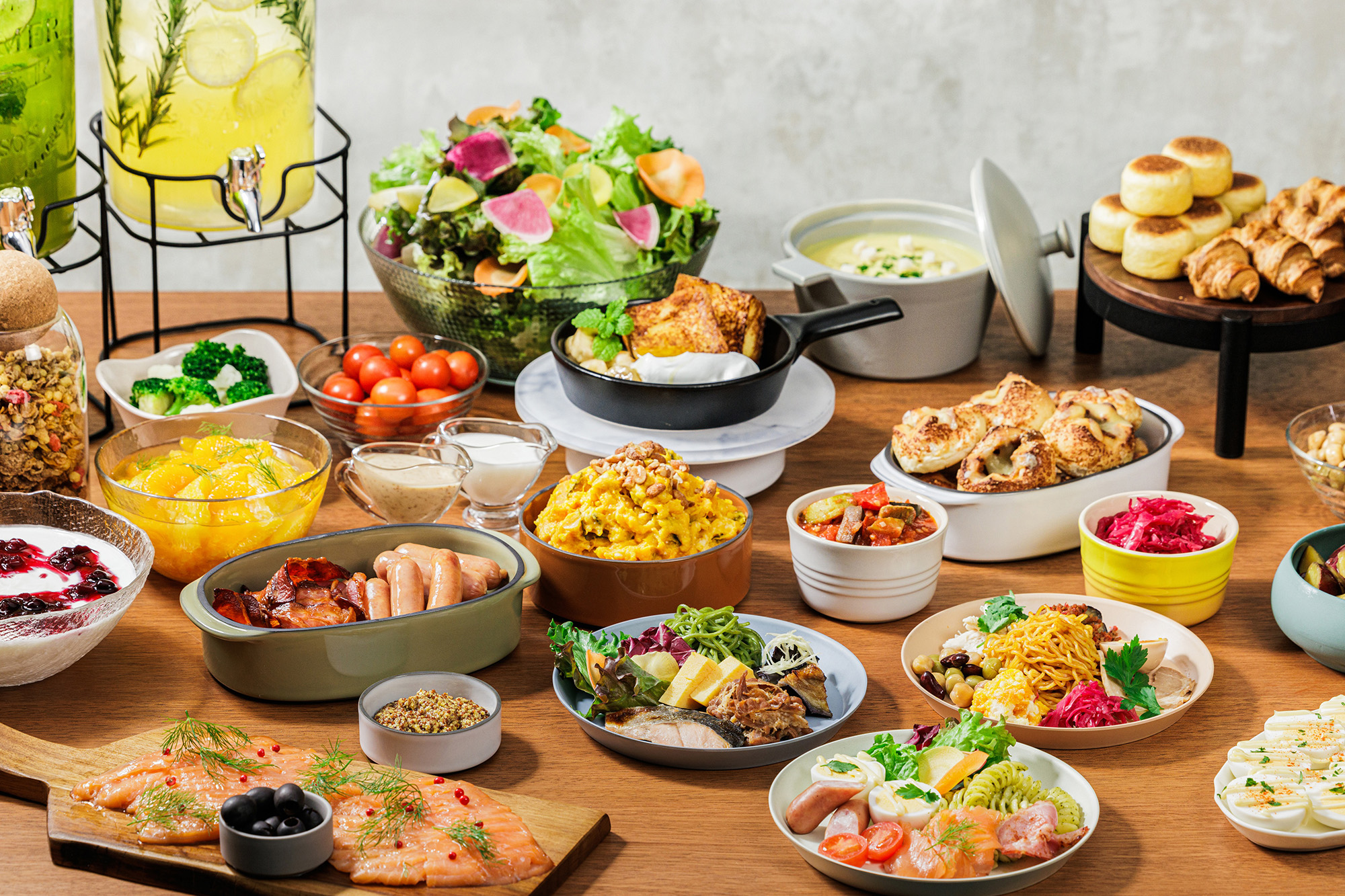 色とりどりの料理が並ぶ朝食ビュッフェ。名物のバナナフレンチトーストや朝に優しいお粥などが勢ぞろい