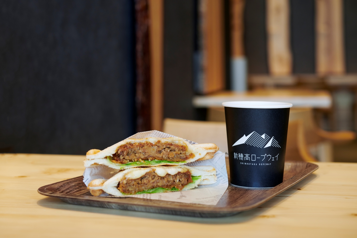 「飛騨牛メンチカツサンド」とブレンドコーヒー。ポテトやサラダが付くセットも