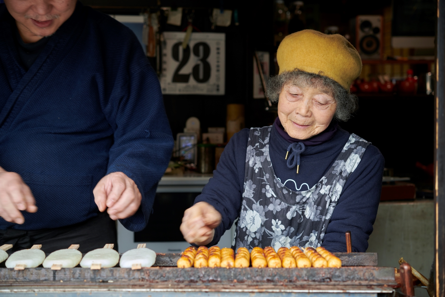 店主親子がだんごや五平餅を焼いてくれる。香ばしい香りに誘われて訪れる人も