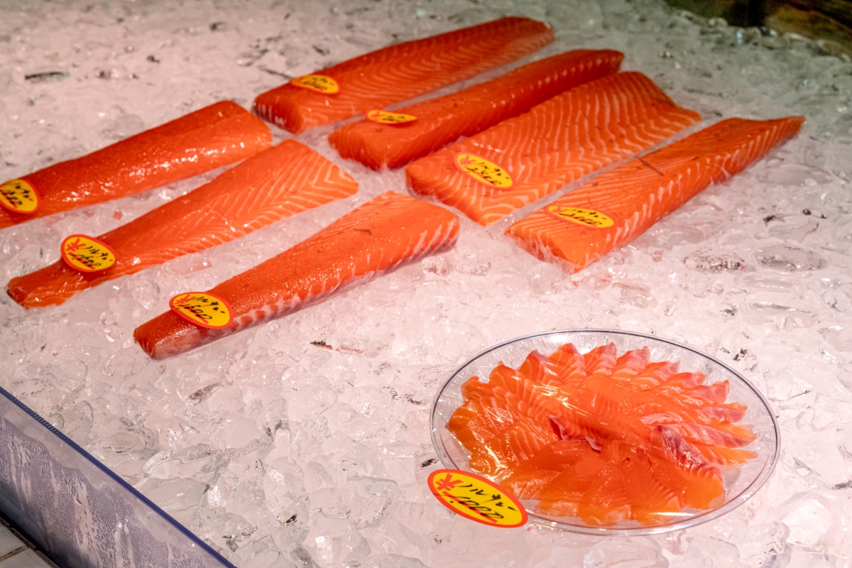 店頭には、 サイズや産地、味付けの異なる生鮭の切り身が並ぶ