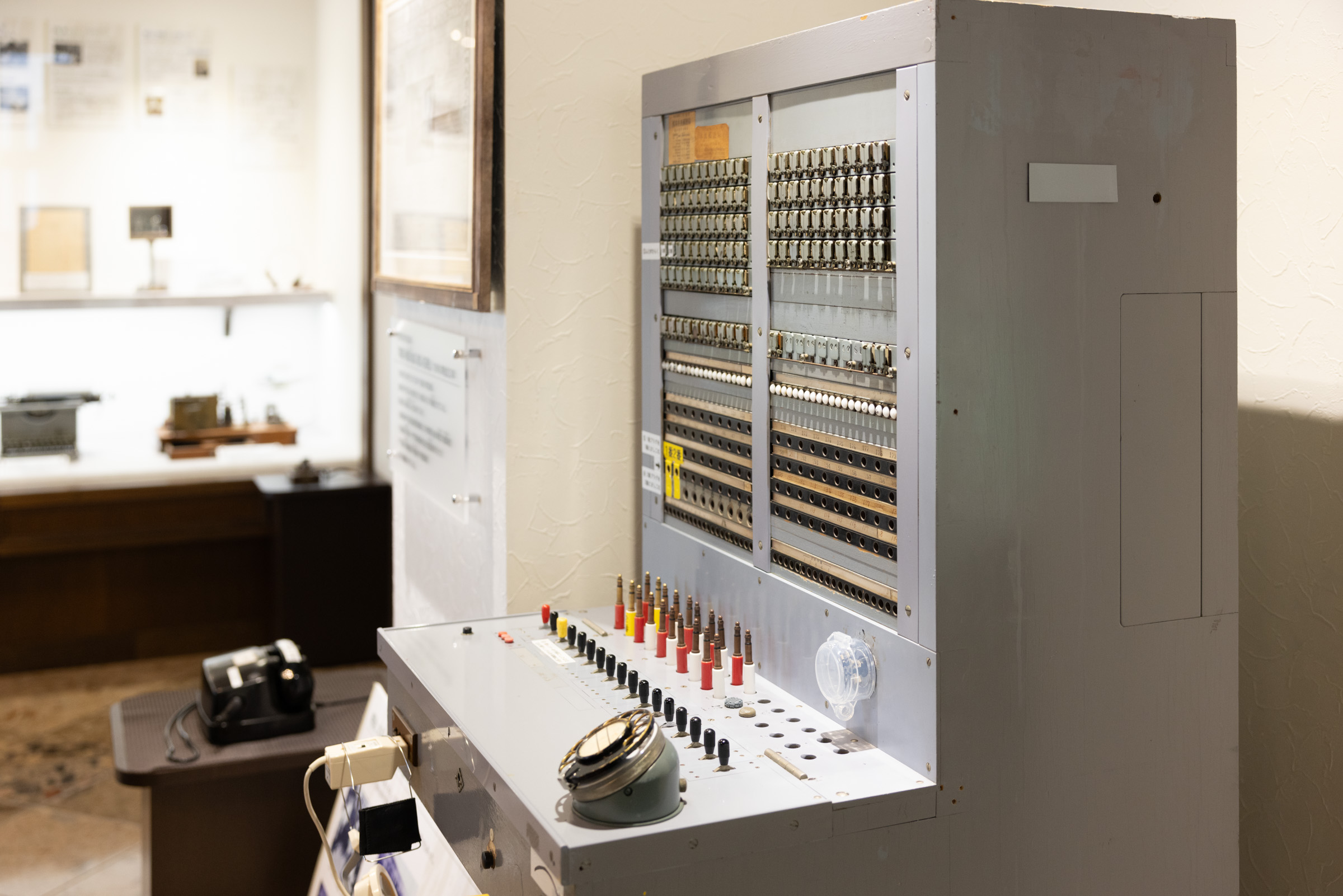 昔の電話交換手の仕事を体験できるコーナー。電話機のハンドルを回して電気を起こし、呼び出した電話交換手が相手とつなぐことで、通話できる