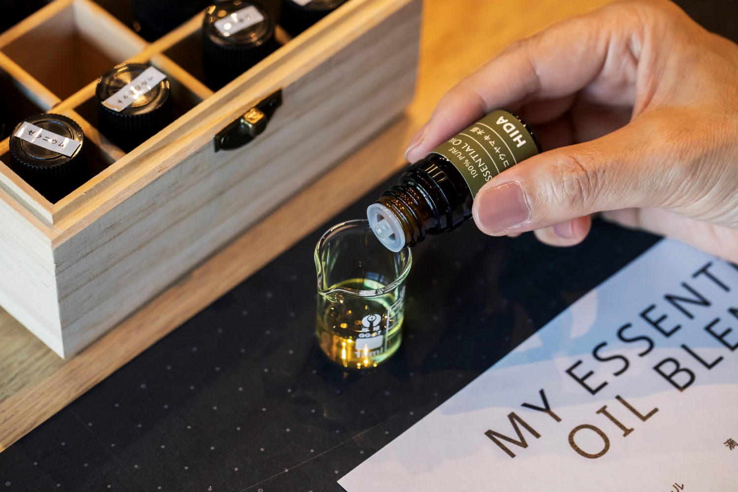 精油の効能にも着目しながら配合を。所要時間は約45分、料金は1,800円、要予約
