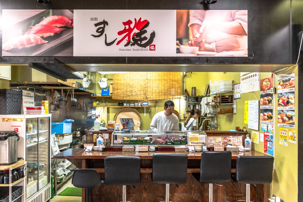 「新鮮なネタをすぐに仕入れ、手頃な価格で提供したい」という思いで市場内に店を構えたという店主