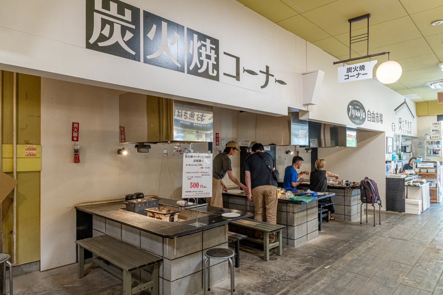 観光客の方々に喜んでもらおうと組合が新設した炭火焼コーナー
