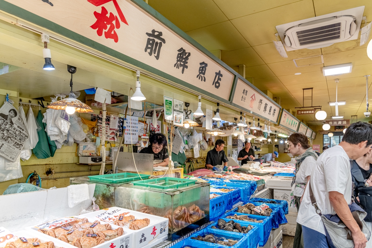 魚だけでなく贈答用のカニなども豊富に揃う