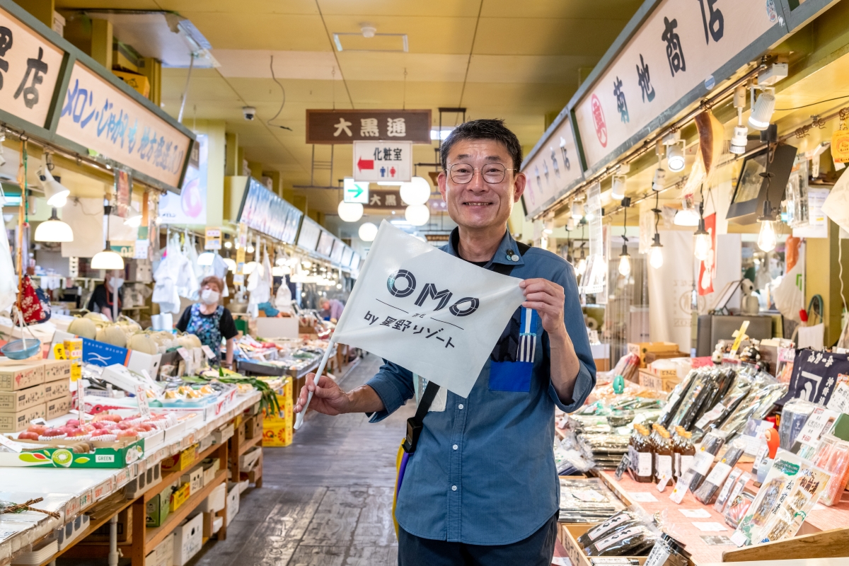 はこだて自由市場のことを知り尽くした「OMOレンジャー」が、楽しい解説を交えながら市場内をガイド