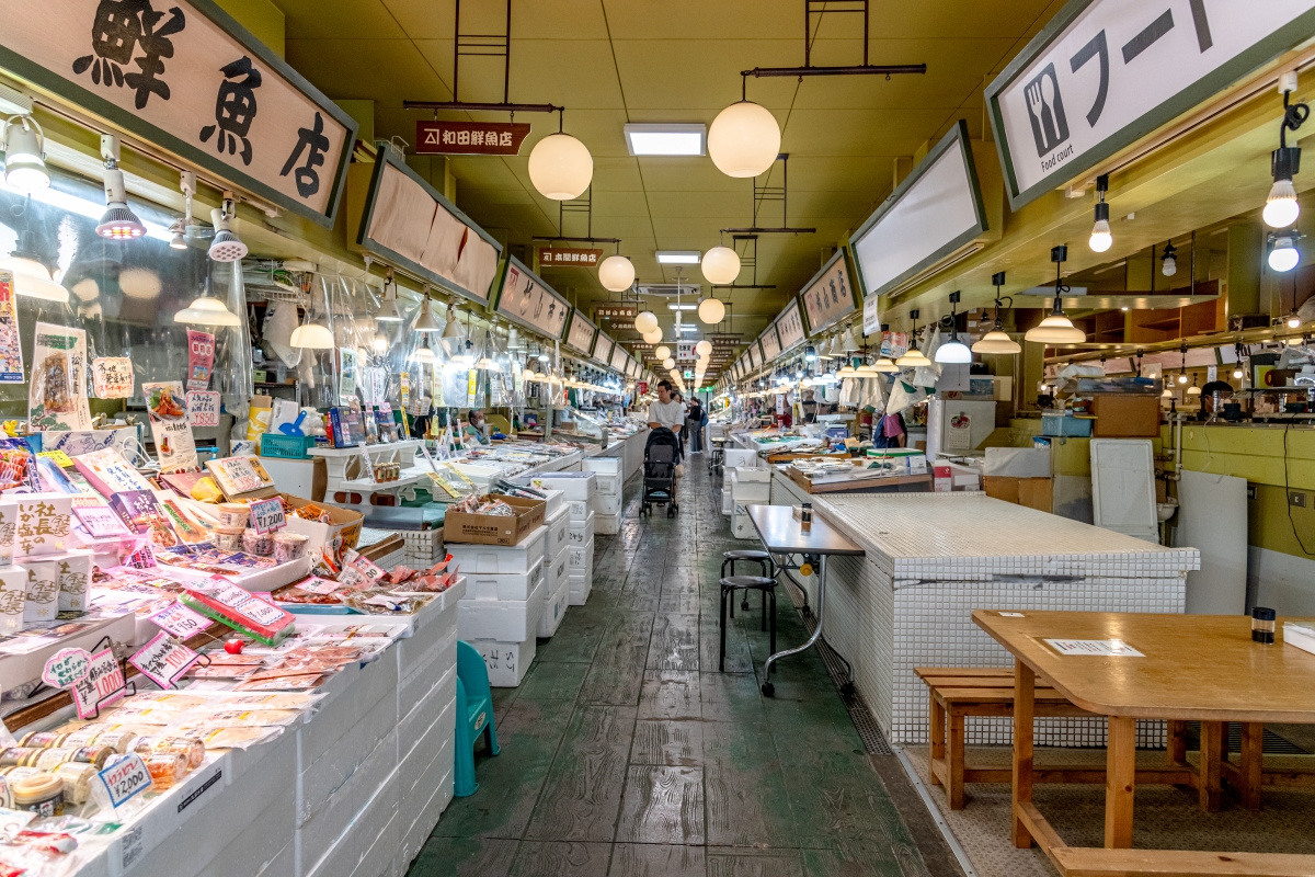 およそ30店舗が軒を連ねる「はこだて自由市場」。コンパクトなので回りやすいのが特徴