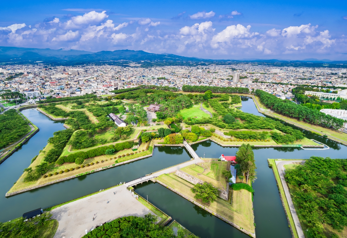 季節ごとに表情を変える五稜郭公園の夏の全景。雪化粧を施したような冬の景色も美しい