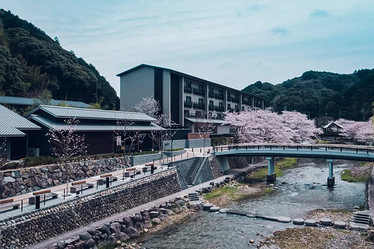 約600年の歴史を誇る、山口県の長門湯本温泉。2016年に長門市・星野リゾート・地域が一体となって、温泉街の再生に着手。2020年3月には「界 長門」を開業した