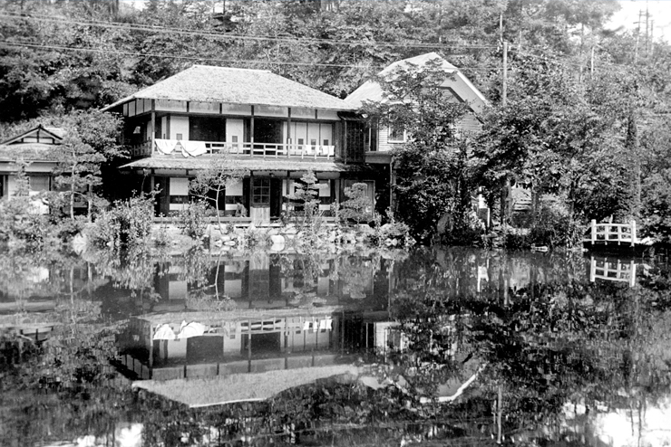 1913年（大正2年）、掘削により軽井沢の地に湧いた星野温泉。翌年、15室の和室と広間を備えた「星野温泉旅館」を開業
