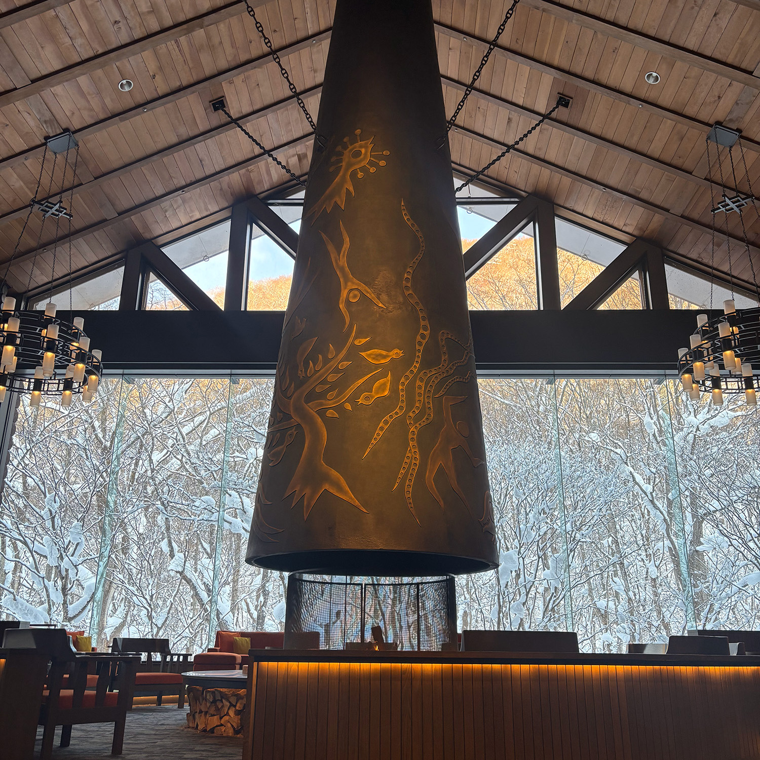 雪や氷が織りなすさまざまな姿を堪能する「奥入瀬渓流ホテル」